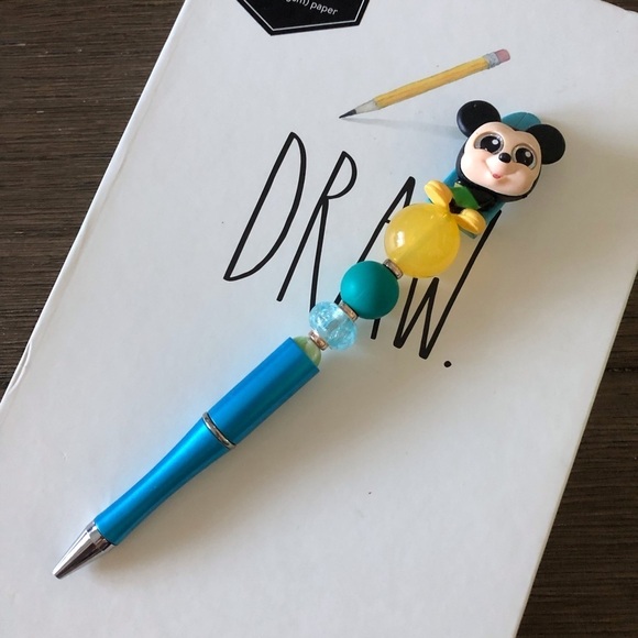 Disney Doorables: Mickey & Friends: Mickey Mouse handmade beaded pen - Picture 2 of 3
